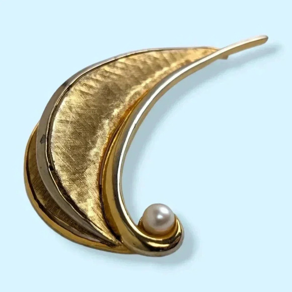 Vintage Boucher Gold Tone Pearl Swirl Brooch - Picture 2 of 7